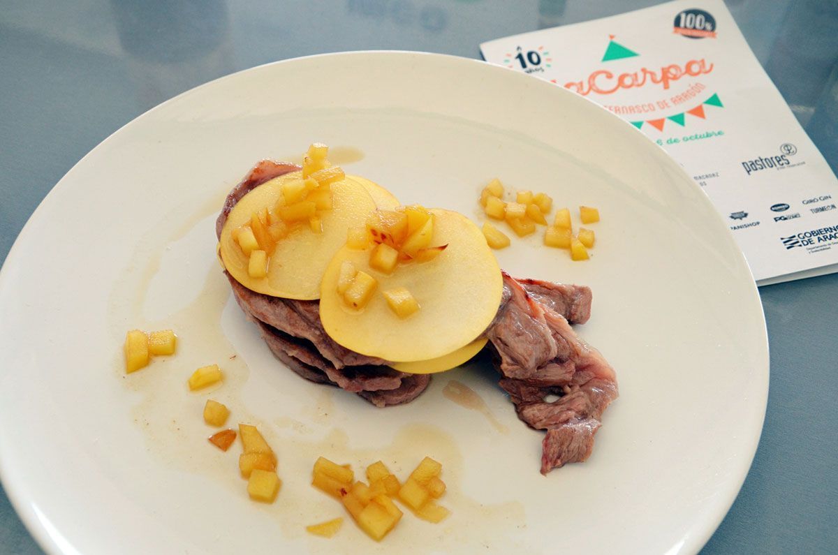 Milhojas de Filete de Pierna sin hueso de Ternasco de Aragón con manzana y queso.